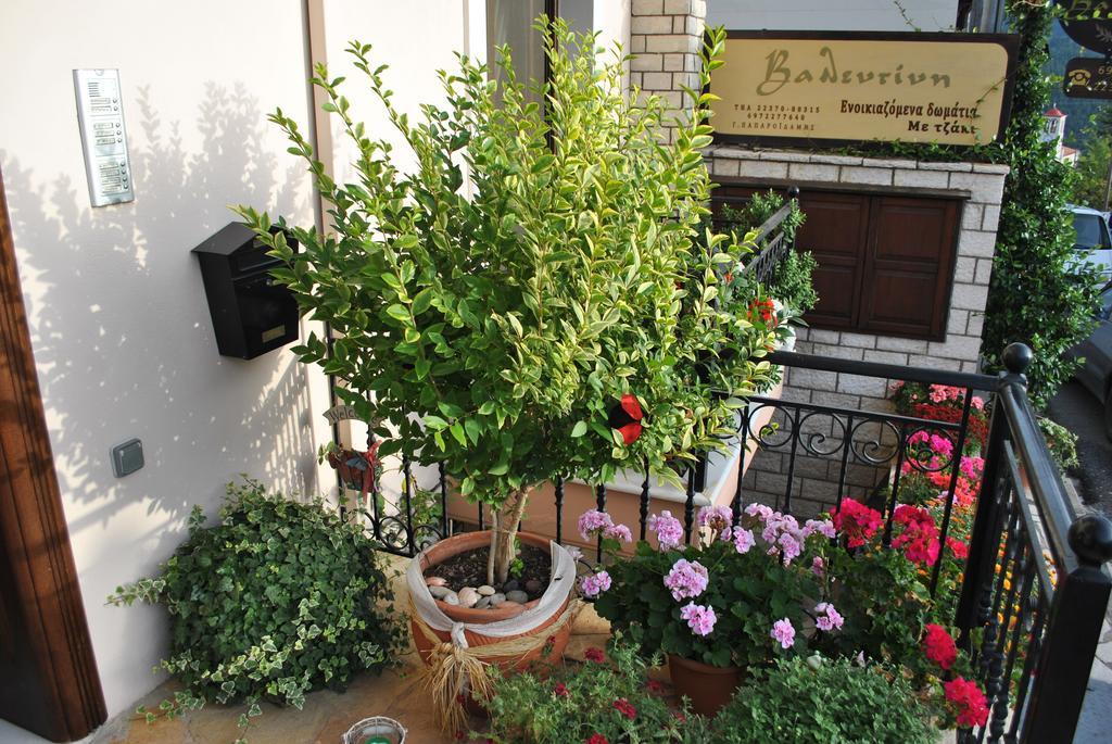 Valentini Guesthouse Karpenísion Exteriör bild