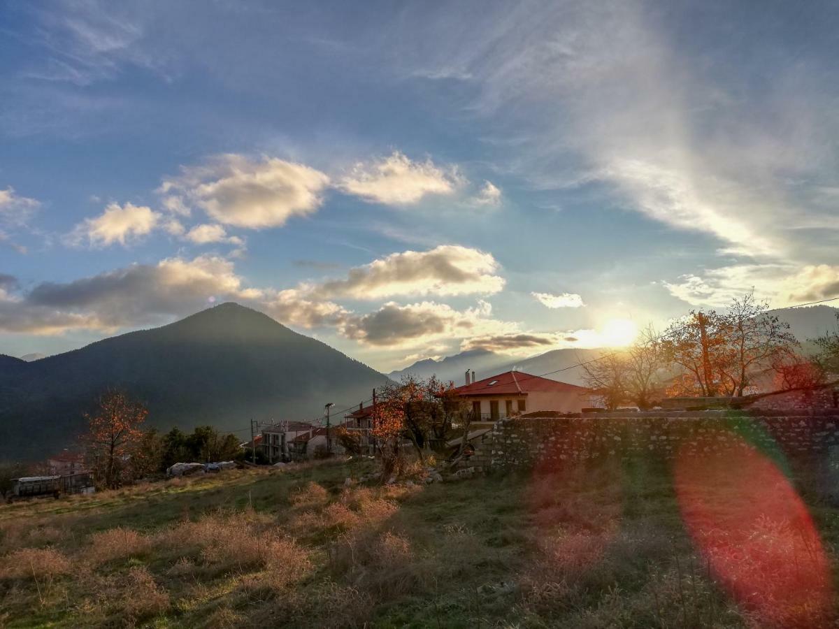 Valentini Guesthouse Karpenísion Exteriör bild