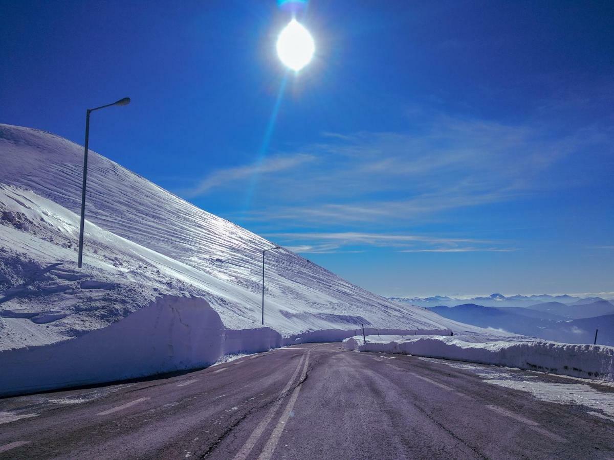 Valentini Guesthouse Karpenísion Exteriör bild